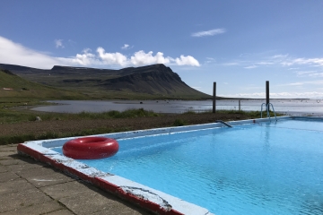 Ankunft in den Westfjorden - heisses Schwimmbad
